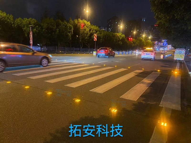 內(nèi)江市公安局交警支隊誘導(dǎo)燈示范路